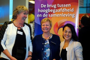 v.l.n.r. Award winnaar Onderwijs Anita Wuestman, Award winnaar Werk Danielle Krekels, Award winnaar Maatschappij Lavinia Meijer